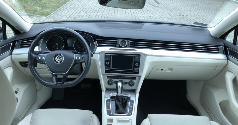 Volkswagen Passat cena 75900 przebieg: 118300, rok produkcji 2018 z Otwock małe 254